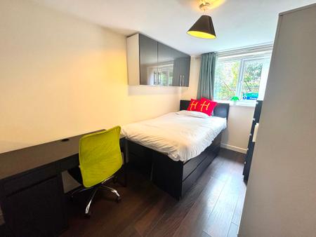 5 bedroom Semi-detached house to let in 5 Bed Student Home - 31 Godden Road, UKC