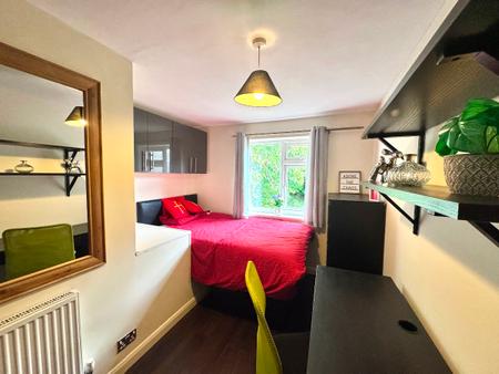 5 bedroom Semi-detached house to let in 5 Bed Student Home - 31 Godden Road, UKC