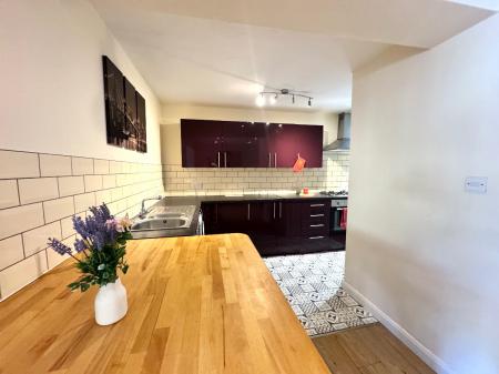 1 bedroom Semi-detached house to let in 21 Montfort Close, UKC