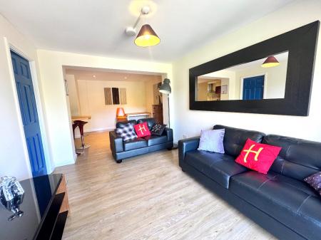 1 bedroom Semi-detached house to let in 21 Montfort Close, UKC