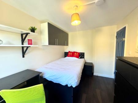 1 bedroom Semi-detached house to let in 21 Montfort Close, UKC