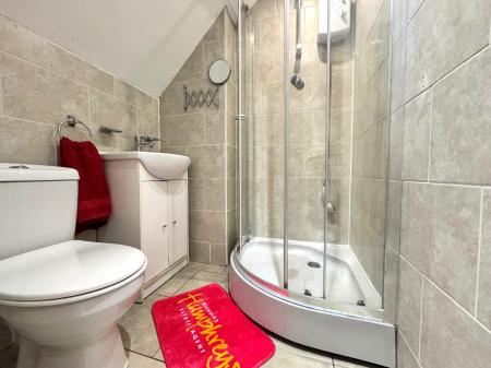 5 bedroom Semi-detached house to let in 21 Montfort Close, UKC