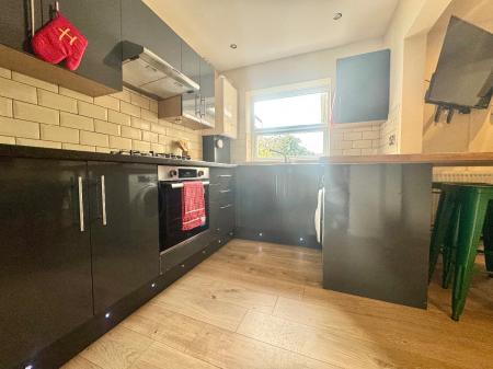 5 bedroom Semi-detached house to let in 5 Bed Student House - 50 New Ruttington Lane
