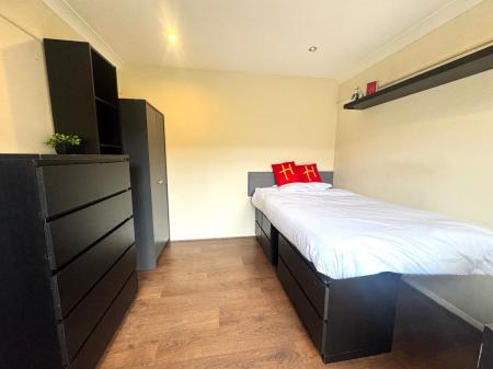 5 bedroom Semi-detached house to let in 5 Bed Student House - 50 New Ruttington Lane