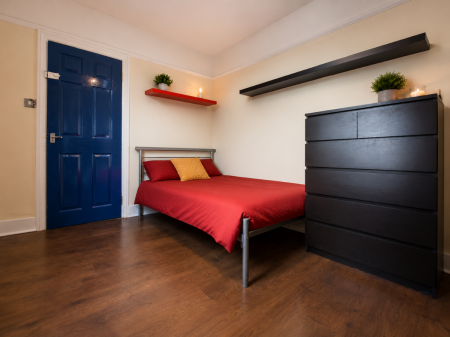 6 bedroom Semi-detached house to let in 16 Guildford Road