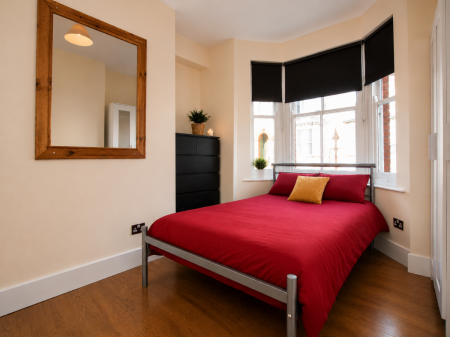6 bedroom Semi-detached house to let in 16 Guildford Road