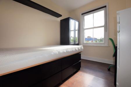 6 bedroom Semi-detached house to let in 16 Guildford Road