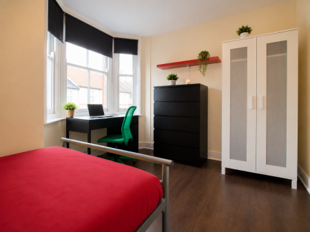 6 bedroom Semi-detached house to let in 16 Guildford Road