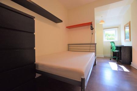 6 bedroom Semi-detached house to let in 16 Guildford Road