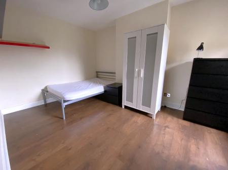 5 bedroom Semi-detached house to let in 5 Bed Student House - 10 Guildford Road