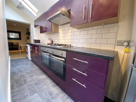 5 bedroom Semi-detached house to let in 5 Bed Student House - 10 Guildford Road