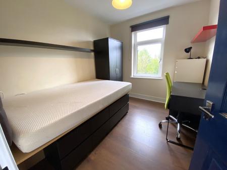 5 bedroom Semi-detached house to let in 5 Bed Student House - 10 Guildford Road