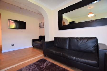 6 bedroom Semi-detached house to let in 6 Bed Student House - 26 Knight Avenue