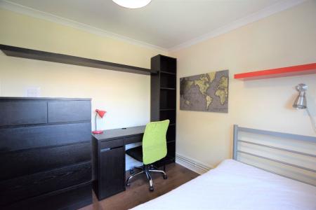 6 bedroom Semi-detached house to let in 6 Bed Student House - 26 Knight Avenue