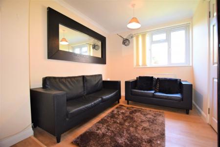 6 bedroom Semi-detached house to let in 6 Bed Student House - 26 Knight Avenue