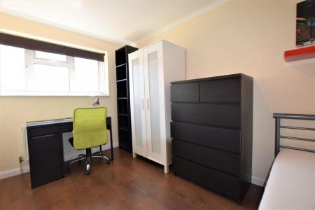 6 bedroom Semi-detached house to let in 6 Bed Student House - 26 Knight Avenue