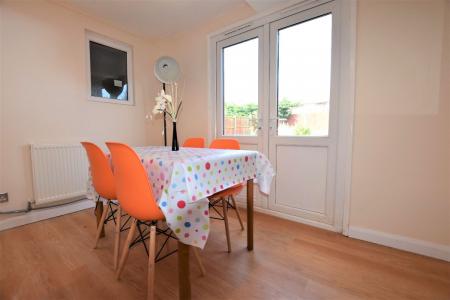 6 bedroom Semi-detached house to let in 6 Bed Student House - 26 Knight Avenue