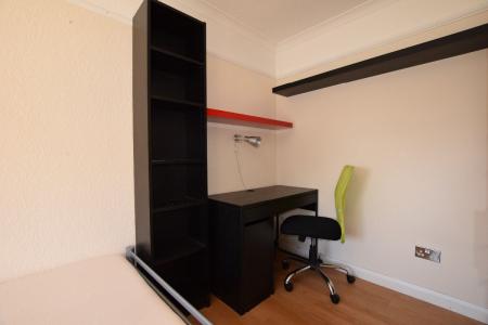 6 bedroom Semi-detached house to let in 6 Bed Student House - 26 Knight Avenue