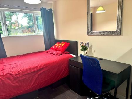 7 bedroom Semi-detached house to let in 22 Downs Road, UKC