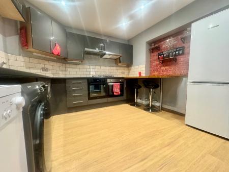 7 bedroom Semi-detached house to let in 22 Downs Road, UKC