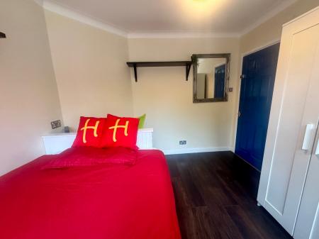 7 bedroom Semi-detached house to let in 22 Downs Road, UKC