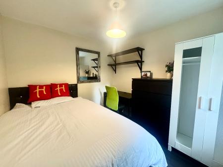 7 bedroom Semi-detached house to let in 22 Downs Road, UKC