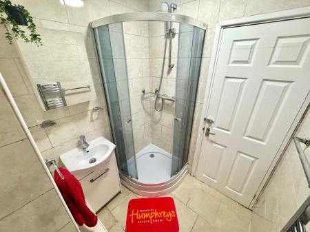 7 bedroom Semi-detached house to let in 22 Downs Road, UKC