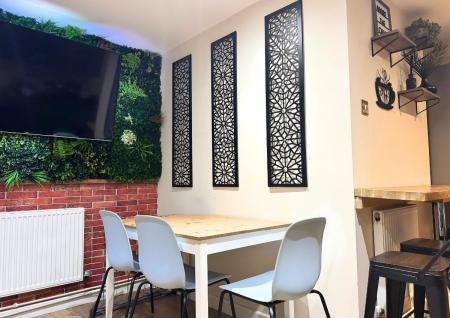 5 bedroom Semi-detached house to let in 5 Bed Student House - 26 Rushmead Close, UKC