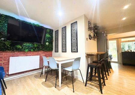5 bedroom Semi-detached house to let in 5 Bed Student House - 26 Rushmead Close, UKC
