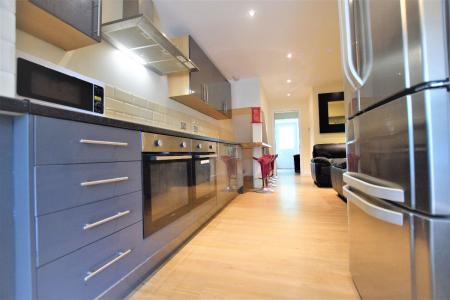5 bedroom Semi-detached house to let in 5 Bed Student House - 26 Rushmead Close, UKC