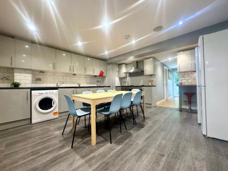 7 bedroom Semi-detached house to let in 7 Bed Student Home - 93 Tenterden Drive