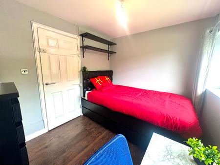 7 bedroom Semi-detached house to let in 7 Bed Student Home - 93 Tenterden Drive