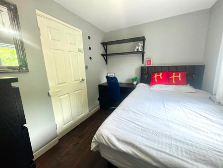 7 bedroom Semi-detached house to let in 7 Bed Student Home - 93 Tenterden Drive