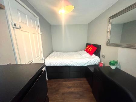7 bedroom Semi-detached house to let in 7 Bed Student Home - 93 Tenterden Drive