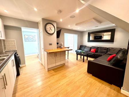 6 bedroom Terraced House to let in 29 Godden Road - UKC Location