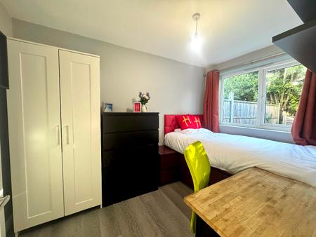 6 bedroom Semi-detached house to let in 6 Bedroom Student Home - 12 Godden Road, UKC