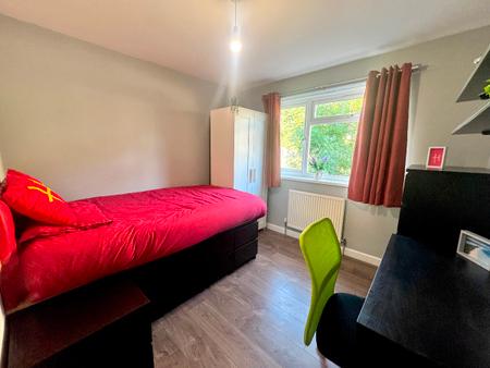 6 bedroom Semi-detached house to let in 6 Bedroom Student Home - 12 Godden Road, UKC