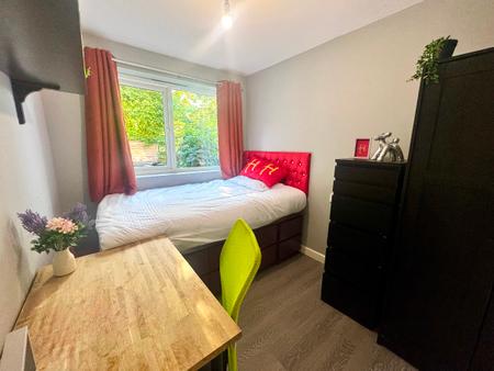 6 bedroom Semi-detached house to let in 6 Bedroom Student Home - 12 Godden Road, UKC