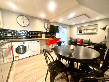 6 bedroom Semi-detached house to let in 6 Bedroom Student Home - 12 Godden Road, UKC