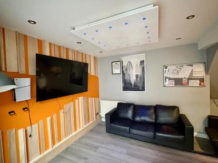 6 bedroom Semi-detached house to let in 6 Bedroom Student Home - 12 Godden Road, UKC
