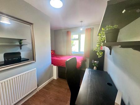 6 bedroom Semi-detached house to let in 6 Bedroom Student Home - 12 Godden Road, UKC