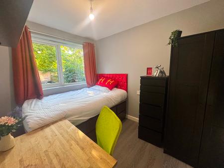 6 bedroom Semi-detached house to let in 6 Bedroom Student Home - 12 Godden Road, UKC