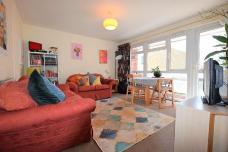 3 bedroom Flat to let in 3 Bedroom Student Home - 20 Hawe Close