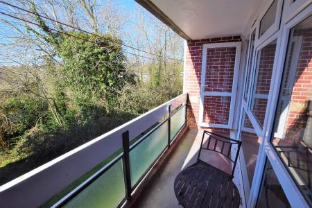 3 bedroom Flat to let in 3 Bedroom Student Home - 20 Hawe Close