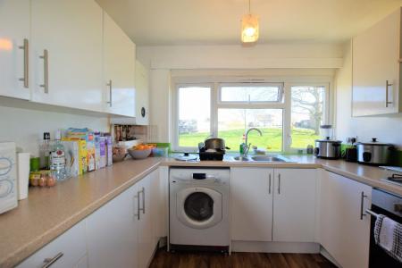 3 bedroom Flat to let in 3 Bedroom Student Home - 20 Hawe Close