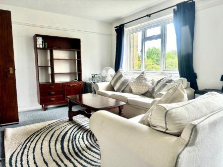 3 bedroom Flat to let in Whitehall Close, Canterbury