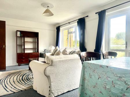 3 bedroom Flat to let in Whitehall Close, Canterbury