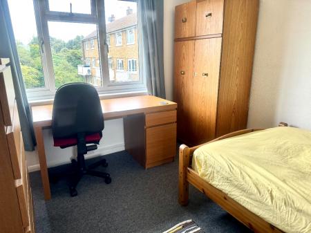 3 bedroom Flat to let in Whitehall Close, Canterbury
