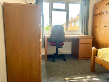 3 bedroom Flat to let in Whitehall Close, Canterbury