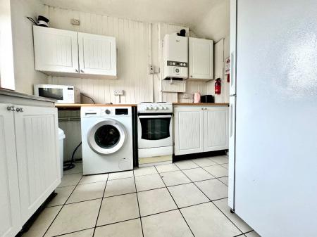 3 bedroom Flat to let in Whitehall Close, Canterbury